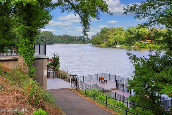 Exterior, Lake