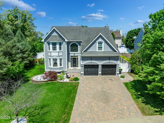 Attached, Exterior, Facade, Queen Anne Victorian