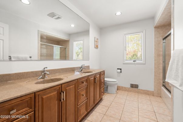 Bathroom, Dual Sink Vanities, Interior, Recessed Lighting