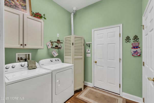 Interior, Utility Closets, Washer, Wood Texture Flooring