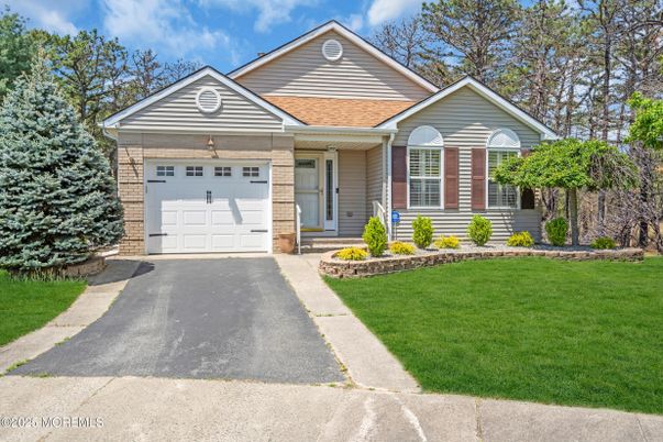 Attached, Exterior, Facade, Ranch