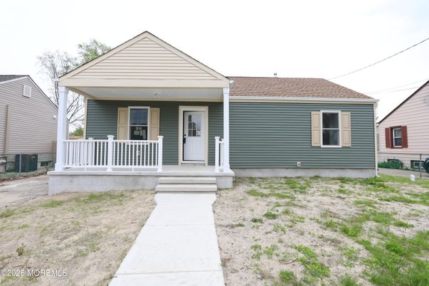 Exterior, Facade, Ranch