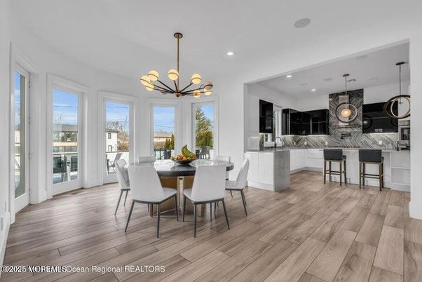 Chandelier, Dining room, Interior, Kitchen, Pendant Lights, Recessed Lighting, Wood Texture Flooring