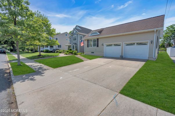 Attached, Exterior, Facade, Cape Cod