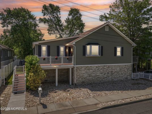 Exterior, Facade, Raised Ranch