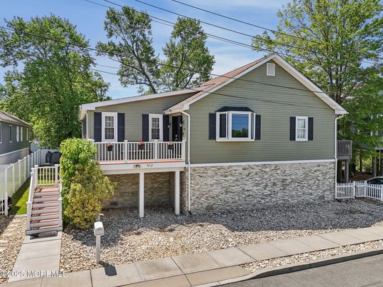 Exterior, Facade, Raised Ranch