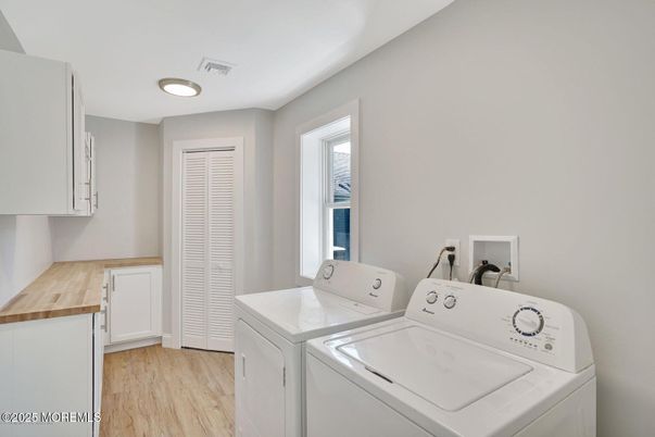 Interior, Recessed Lighting, Washer, Wood Texture Flooring