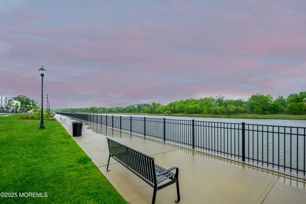 Exterior, Lake