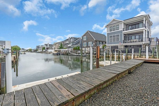 Exterior, Lake