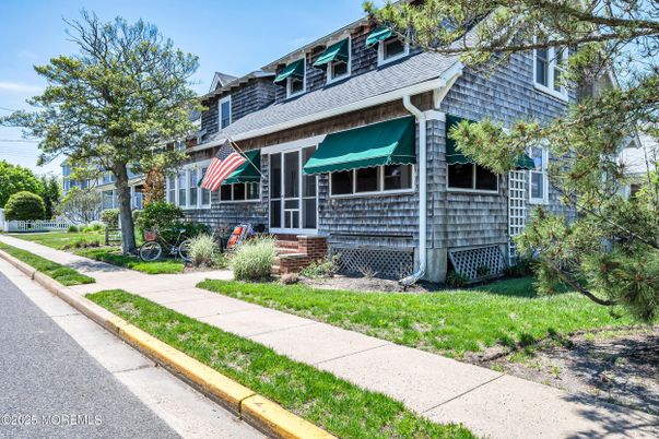 Exterior, Facade, American Foursquare