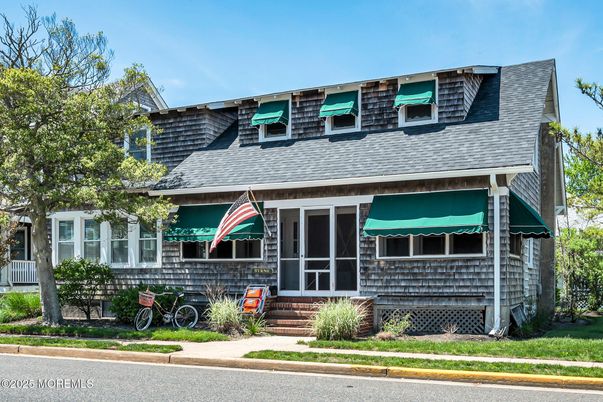 Exterior, Facade, American Foursquare