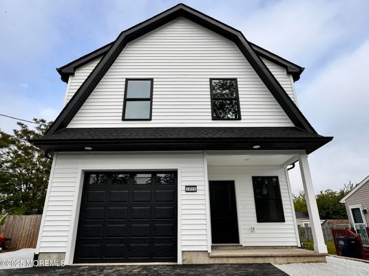 Attached, Exterior, Facade, Queen Anne Victorian