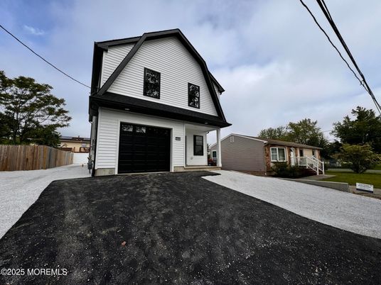 Attached, Exterior, Facade, Cape Cod
