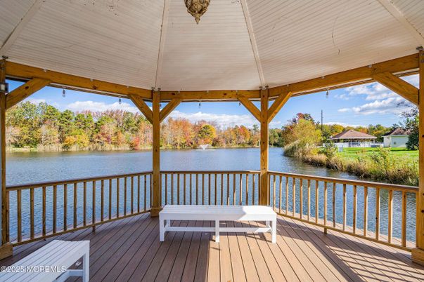 Exterior, Lake