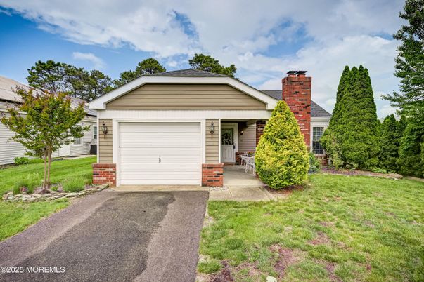 Attached, Exterior, Facade, Ranch