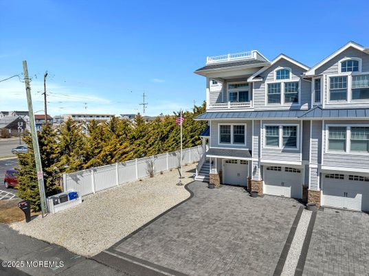 Attached, Exterior, Facade, Queen Anne Victorian