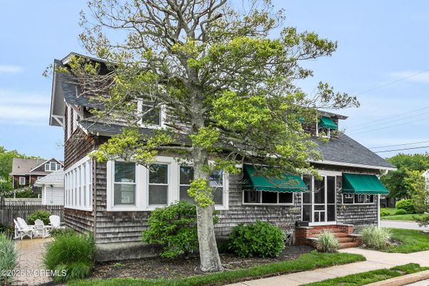 Exterior, Facade, Queen Anne Victorian
