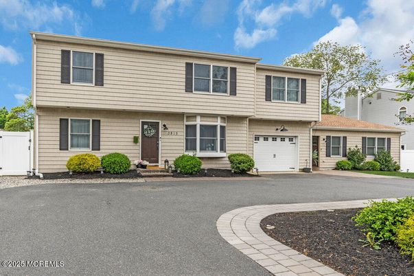 Attached, Exterior, Facade, Raised Ranch