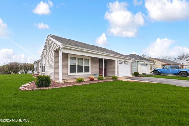 Attached, Exterior, Facade, Ranch