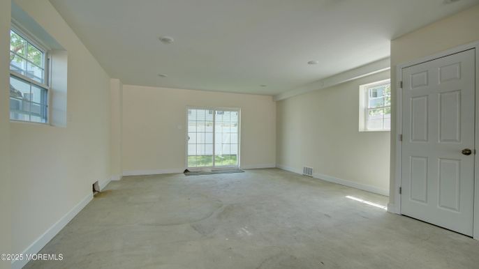 Empty room, Interior