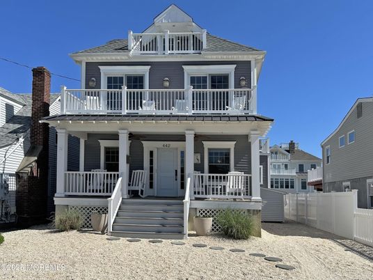 Exterior, Facade, American Foursquare