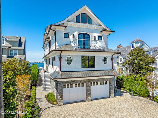 Attached, Exterior, Facade, Queen Anne Victorian