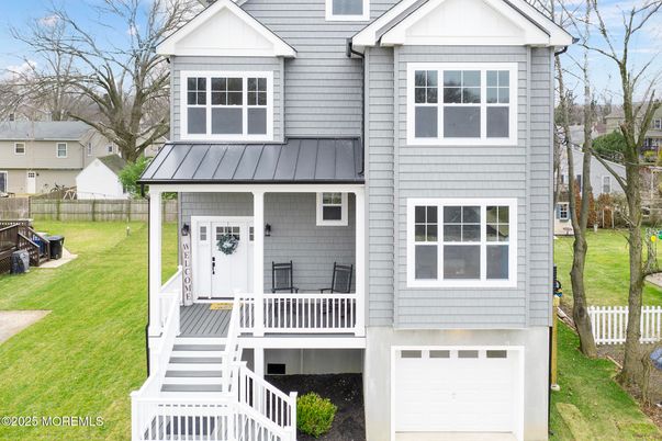 Attached, Exterior, Facade, Queen Anne Victorian