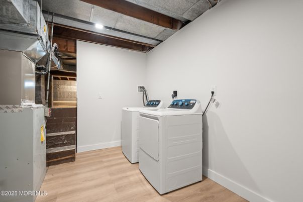 Interior, Recessed Lighting, Washer, Wood Texture Flooring