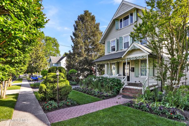 Exterior, Facade, Queen Anne Victorian