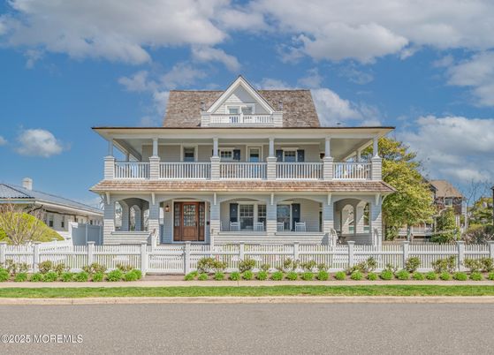Exterior, Facade, American Foursquare