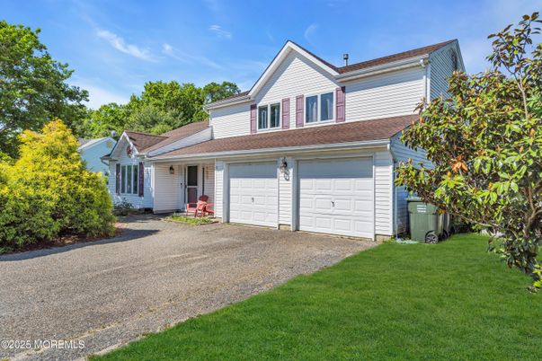 Attached, Exterior, Facade, Farmhouse