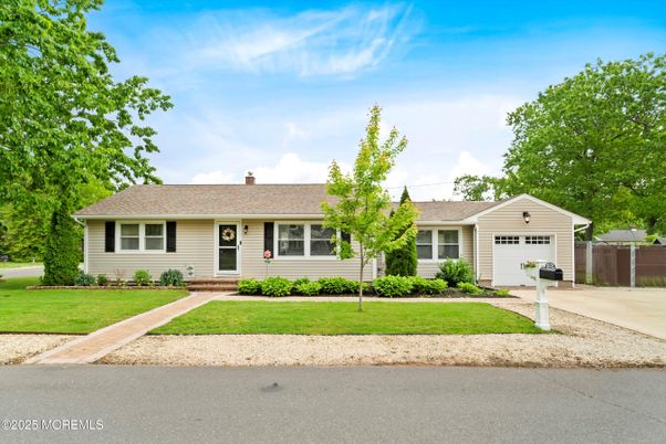 Attached, Exterior, Facade, Ranch