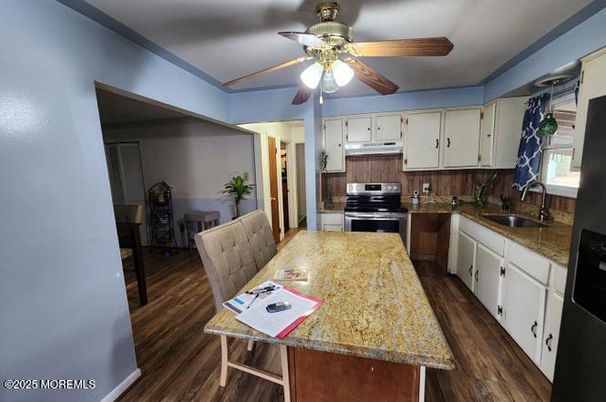 Dining room, Interior, Kitchen, Stainless Steel Appliances, Wood Texture Flooring
