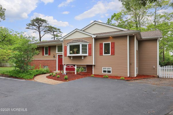 Exterior, Facade, Raised Ranch