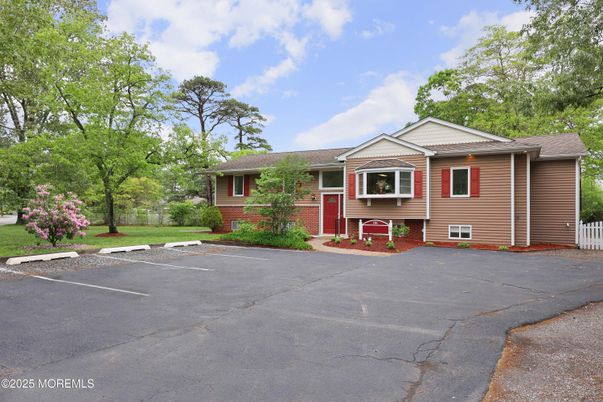 Exterior, Facade, Brick Facade, Split Level