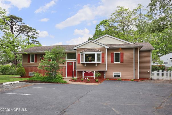 Exterior, Facade, Raised Ranch