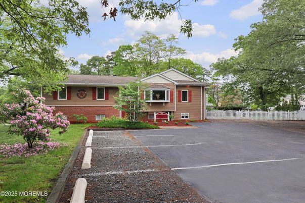 Exterior, Facade, Raised Ranch