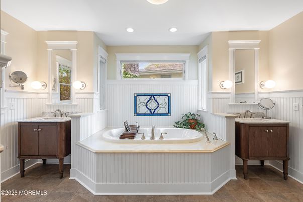 Bathroom, Dual Sink Vanities, Interior, Recessed Lighting