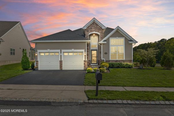 Attached, Exterior, Facade, Brick Traditional