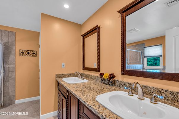 Bathroom, Dual Sink Vanities, Interior, Recessed Lighting