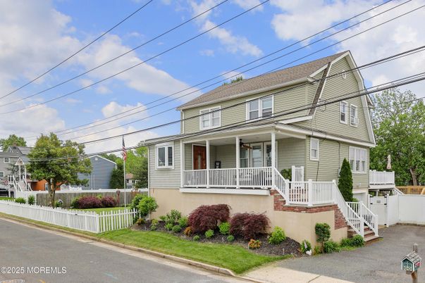 Exterior, Facade, American Foursquare