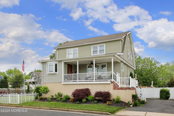 Exterior, Facade, American Foursquare