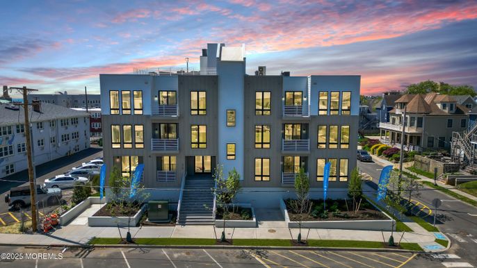 Exterior, Facade, Modern
