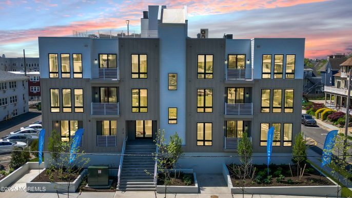 Exterior, Facade, Modern