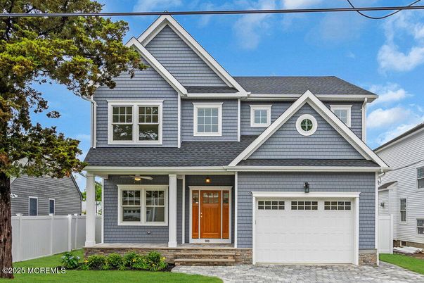 Attached, Exterior, Facade, American Craftsman