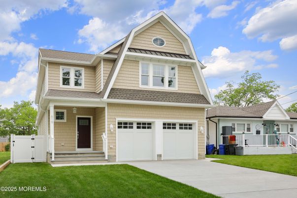 Attached, Exterior, Facade, American Craftsman