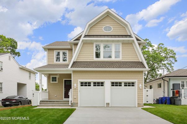 Attached, Exterior, Facade, American Craftsman