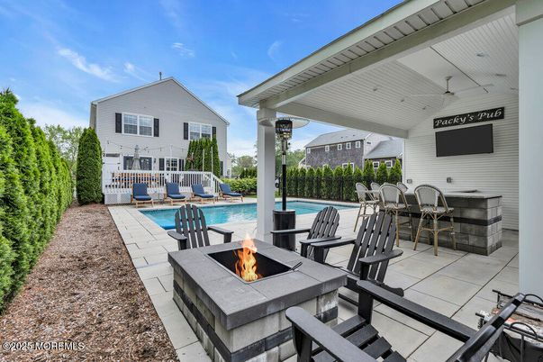 Exterior, Pool