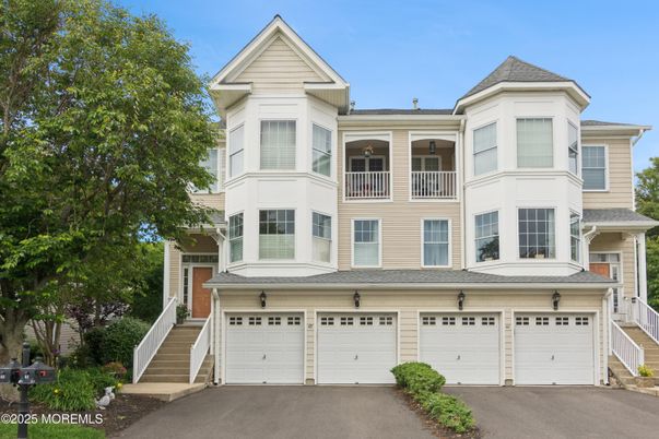 Attached, Exterior, Facade, Queen Anne Victorian