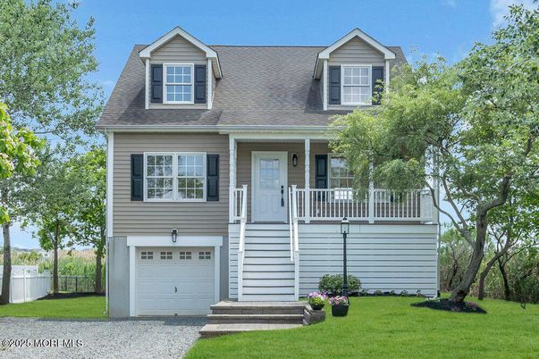 Attached, Exterior, Facade, Cape Cod